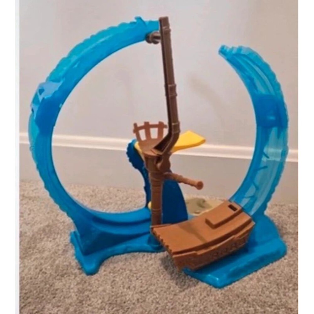 Monster Jam Megalodon Loop of Doom Stunt Toy